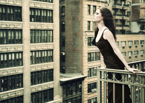 Cinemagraph de una mujer en negro en un balcón