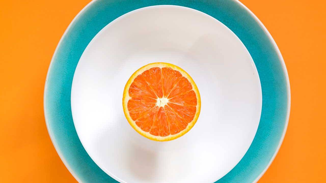 naranja en un plato verde idea creativa de agencia de marketing digital